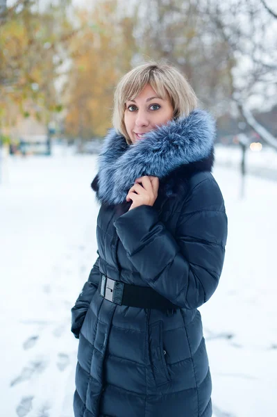 Portret dziewczyny na ulicy w zimie śnieg — Zdjęcie stockowe