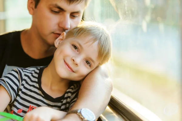 Familie in een openbaar vervoer — Stockfoto