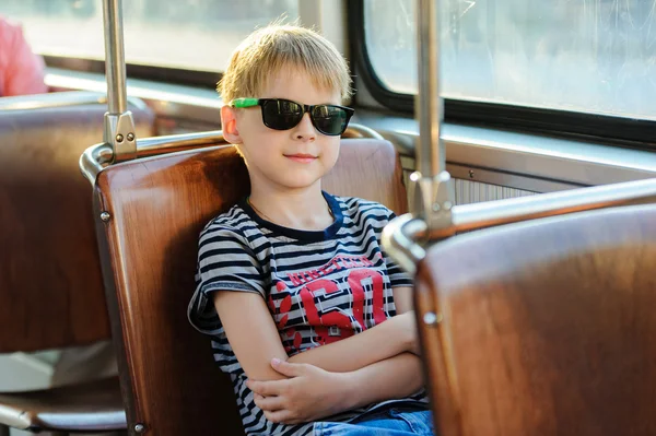 Ragazzo in un trasporto pubblico — Foto Stock