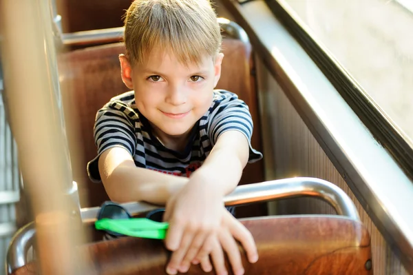 Ragazzo in un trasporto pubblico — Foto Stock