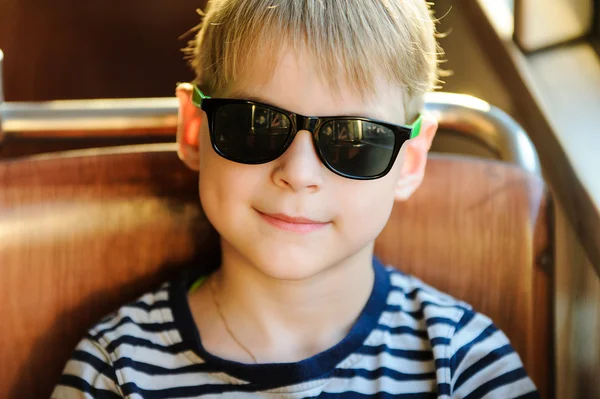 Ragazzo in un trasporto pubblico — Foto Stock