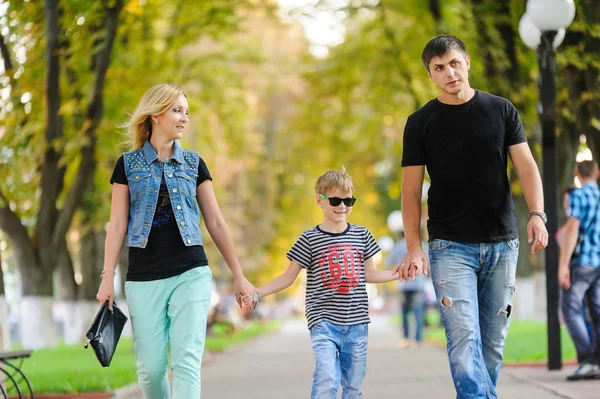 Familia feliz con hombre, mujer y niño — Foto de Stock