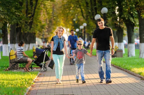 Familia feliz con hombre, mujer y niño — Foto de Stock