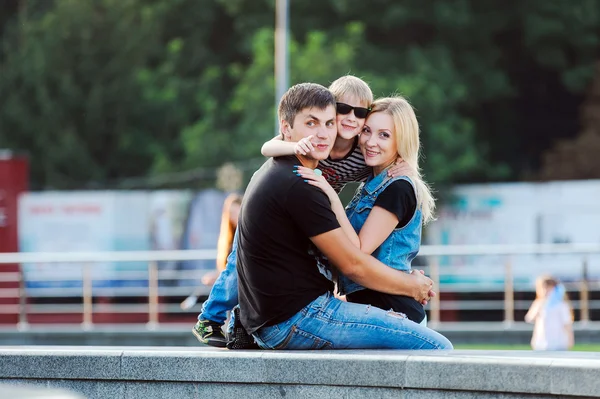 Lycklig familj med man, kvinna och barn — Stockfoto