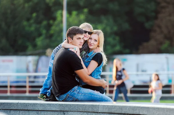 Familia feliz con hombre, mujer y niño — Foto de Stock