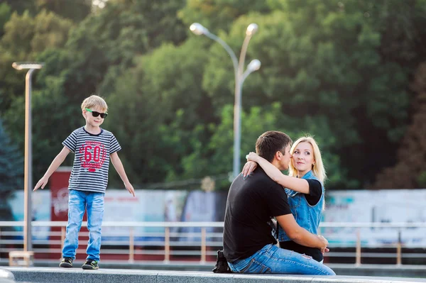 Familia feliz con hombre, mujer y niño — Foto de Stock