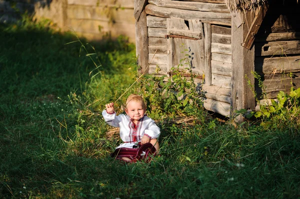 Menino na camisa bordada ucraniana na aldeia — Fotografia de Stock