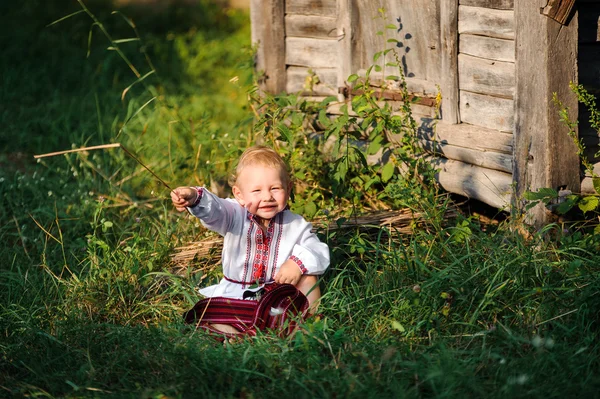 Mały chłopiec w ukraińskiej koszuli haftowane w miejscowości — Zdjęcie stockowe