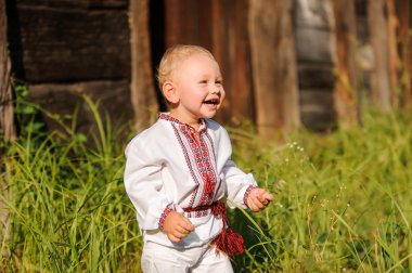 köyde Ukraynalı işlemeli tişörtlü küçük çocuk