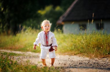 Ukraynalı işlemeli tişörtlü küçük çocuk