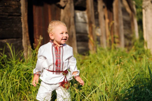 Menino na camisa bordada ucraniana na aldeia — Fotografia de Stock