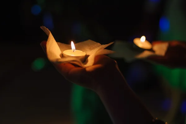 Candele da tè in mano — Foto Stock