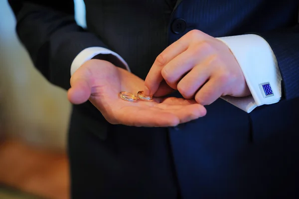 Groom holding a gold rings — Stock Photo, Image