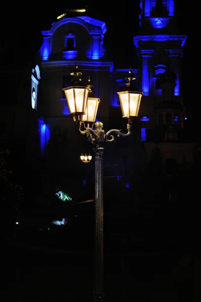 Promenade avec des lampadaires la nuit paysage urbain — Photo