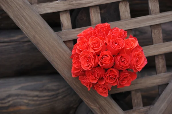 Hochzeitsstrauß mit roten Rosen — Stockfoto