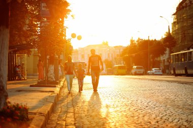 birlikte citysca yolda tarafından sunset bulvarında yürürken aile