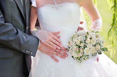Düğün buketi ve gelin ve damat yüzükleri