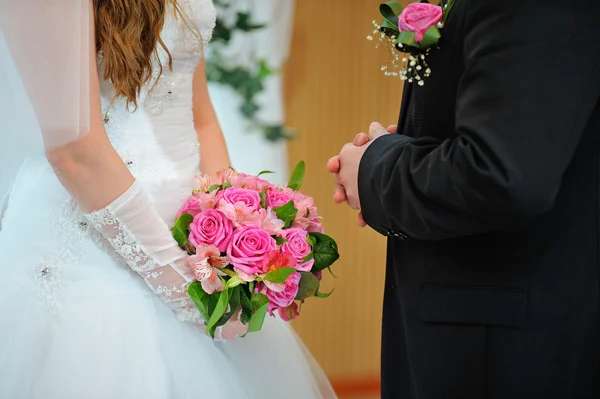 Wedding bouquet with bride and groom — Stock Photo, Image