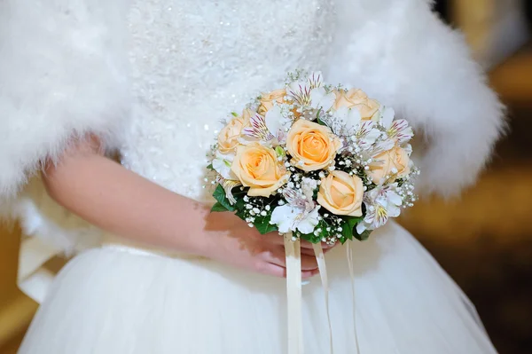 Свадебный букет невесты — стоковое фото