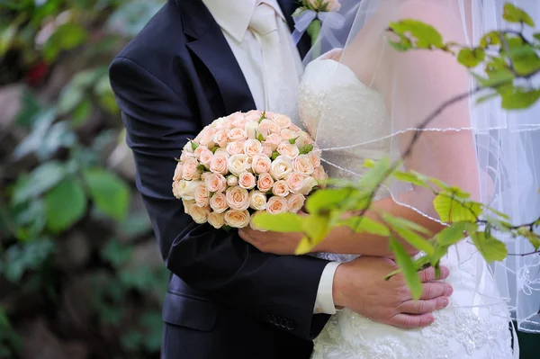 Wedding bouquet with bride and groom — Stock Photo, Image