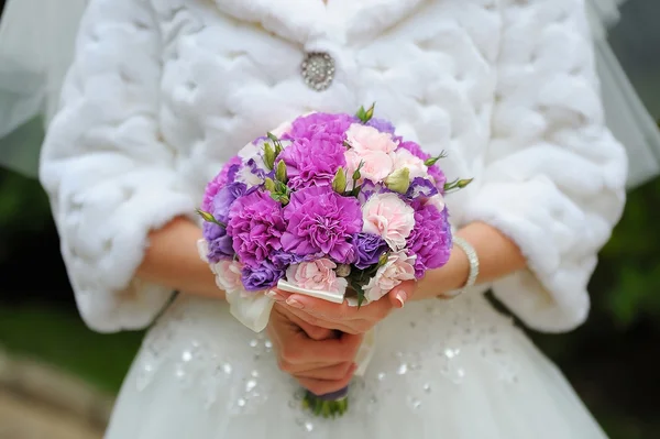 花嫁のウェディング花束 — ストック写真