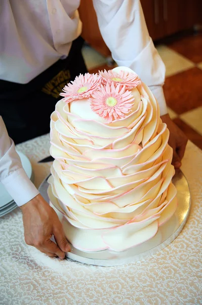 Gâteau de mariage avec chrysanthèmes — Photo