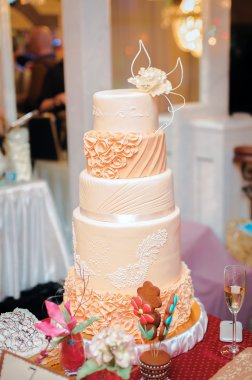 Düğün pastası dantel ile