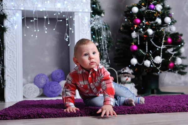 Παιδί κοντά το χριστουγεννιάτικο δέντρο — Φωτογραφία Αρχείου