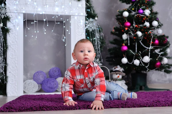 Bambino vicino all'albero di Natale — Foto Stock