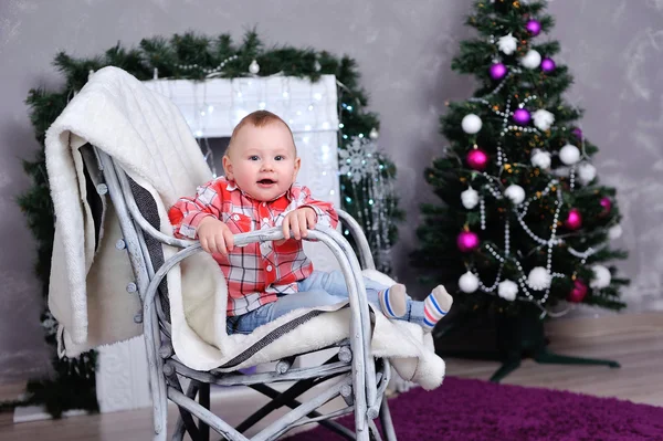 Niño cerca del árbol de Navidad —  Fotos de Stock