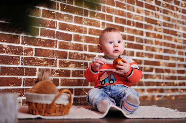 Child near the Christmas tree — Stock Photo, Image