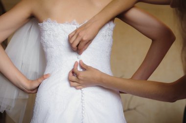 nedime elbise gelin yardımcı oluyor