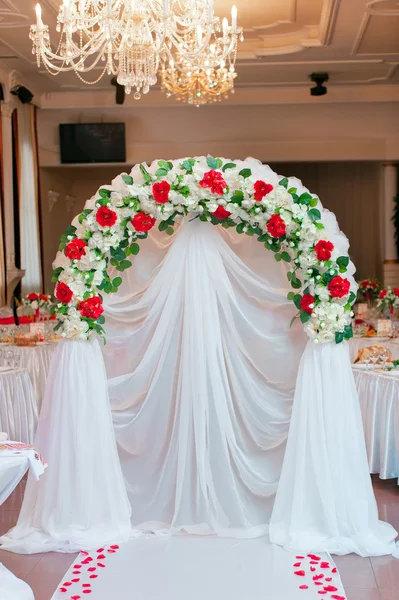 Wedding arch in the restaurant — Stock Photo, Image