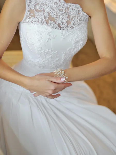 Armband an der Hand der Braut — Stockfoto