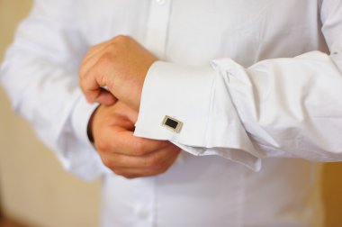 Erkekler bir gömlek kol kol düğmesi giyer