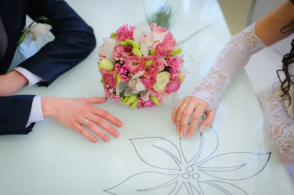 Bride and groom holding hands — Stock Photo, Image