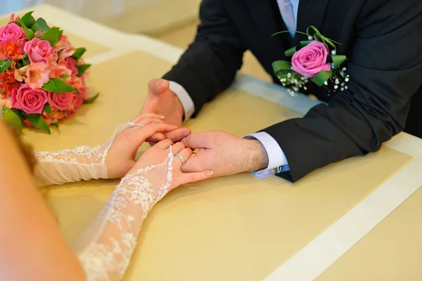 Sposa e sposo che si tengono per mano — Foto Stock