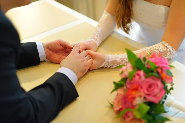 Sposa e sposo che si tengono per mano — Foto Stock