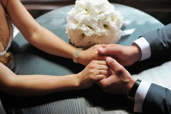 Noiva e noivo de mãos dadas — Fotografia de Stock