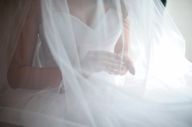 Gelin peçe altında