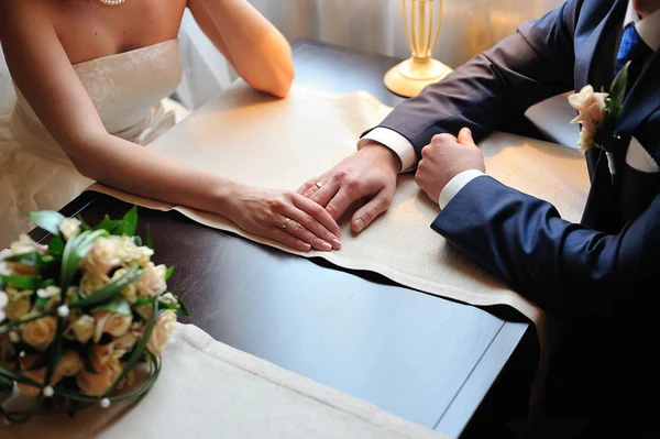 Bride and groom holding hands — Stock Photo, Image