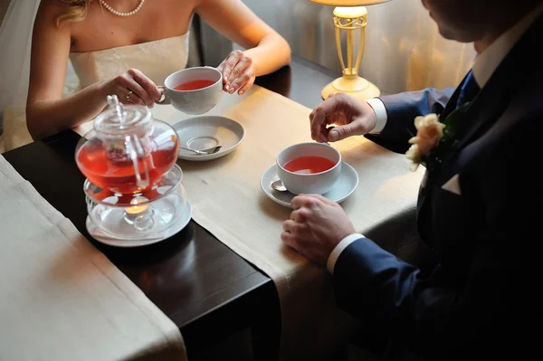 Mężczyzna i kobieta pić herbatę z filiżanki — Zdjęcie stockowe
