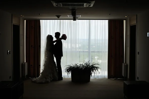Silhouetten von Bräutigam und Braut — Stockfoto