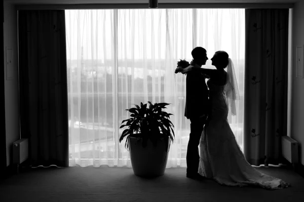 Silhouettes de marié et de mariée — Photo