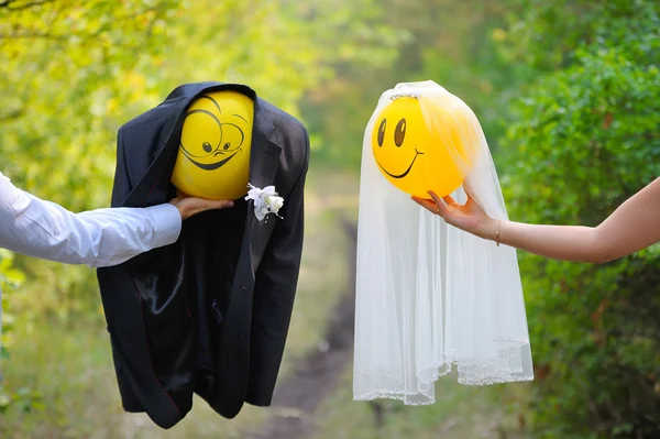 Bara gift ballonger med leenden — Stockfoto