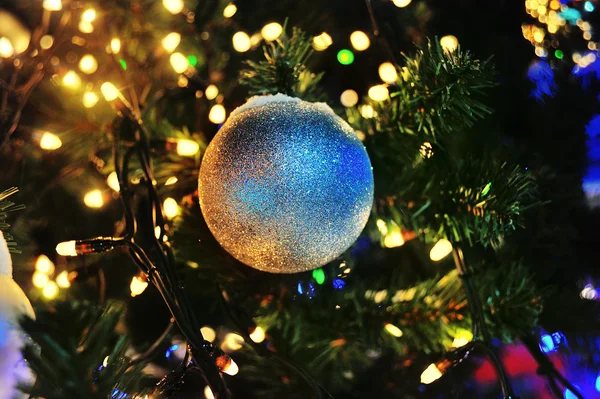 Weihnachtskugel mit Kranz am Baum — Stockfoto