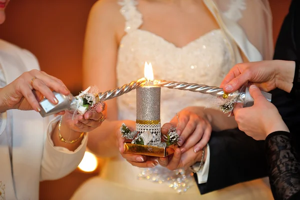 Menyasszony és a vőlegény világító gyertya — Stock Fotó