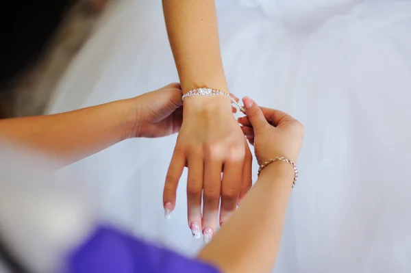 Braut Verpackung Perlenarmband an der Hand — Stockfoto