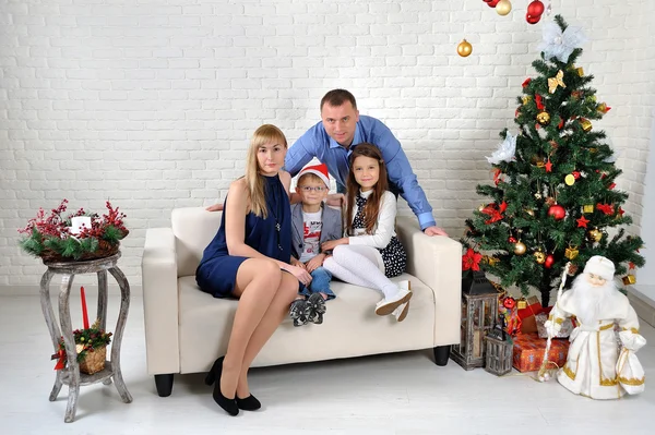 Famiglia felice che celebra il nuovo anno a casa — Foto Stock