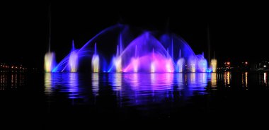 kırmızı, mavi ve gree gece inanılmaz dans eden çeşme aydınlatılmış